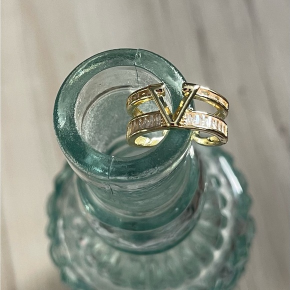 Gold V-Design Women's Ring - Picture 4 of 4